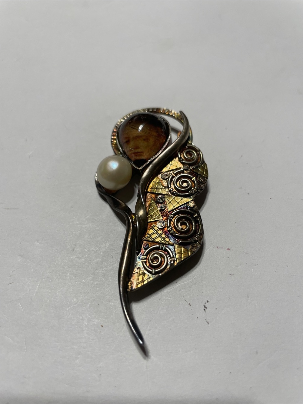 Vintage Artisan Gold-Tone Leaf Brooch with Pearl and Brown Cabochon. 8/11/6